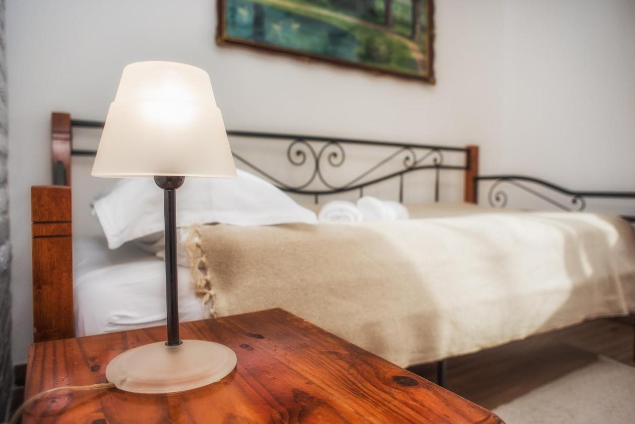 Tri Mudraca Inn Karanac ภายนอก รูปภาพ