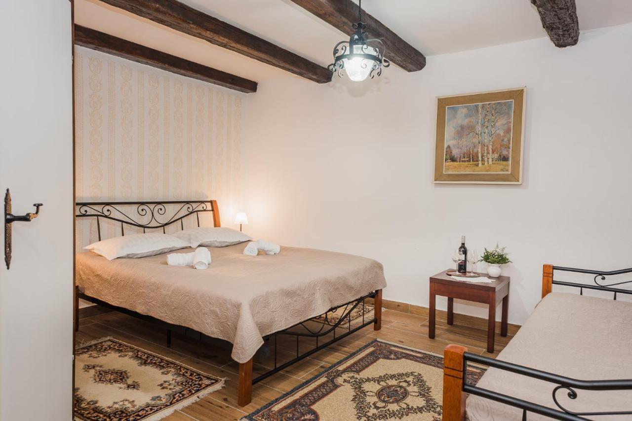Tri Mudraca Inn Karanac ภายนอก รูปภาพ