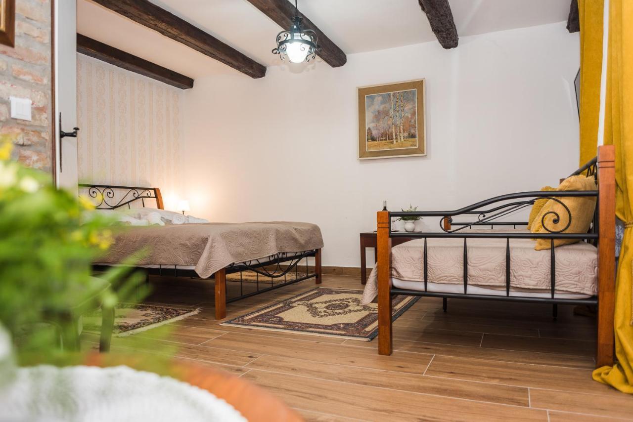 Tri Mudraca Inn Karanac ภายนอก รูปภาพ