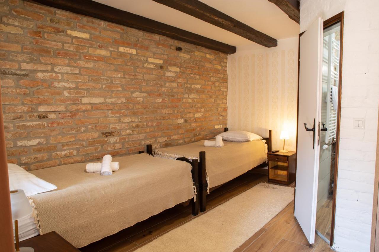 Tri Mudraca Inn Karanac ภายนอก รูปภาพ