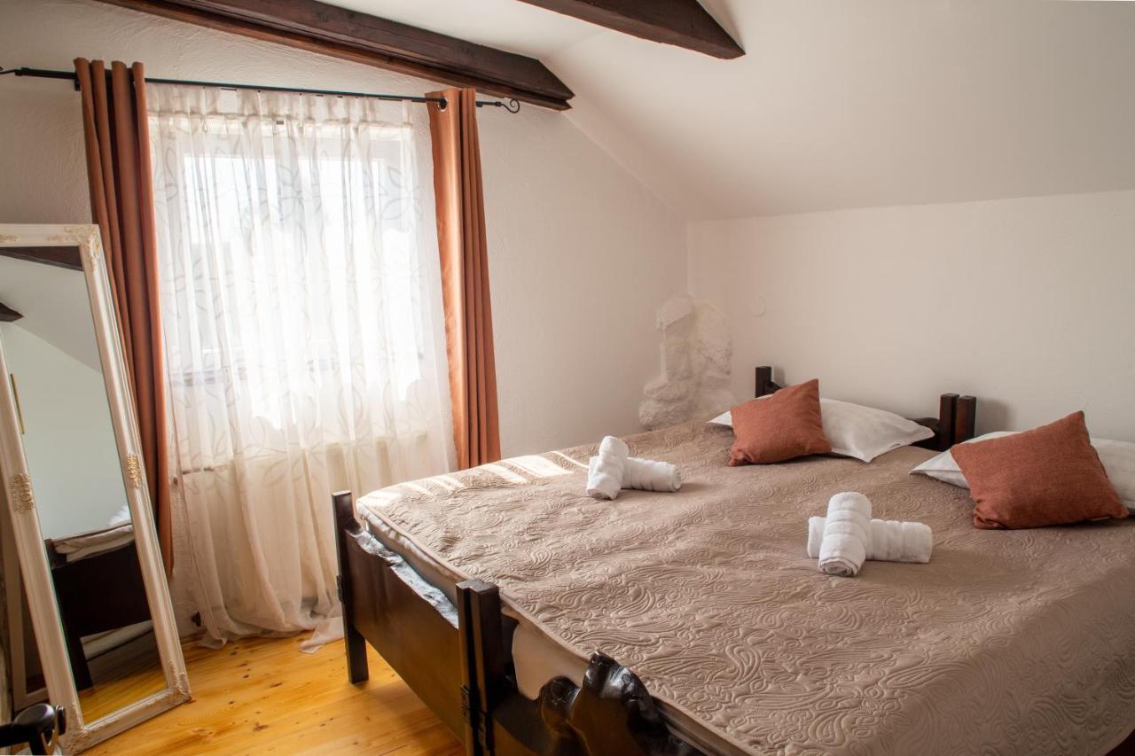 Tri Mudraca Inn Karanac ภายนอก รูปภาพ