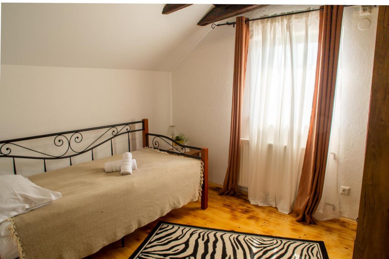 Tri Mudraca Inn Karanac ภายนอก รูปภาพ